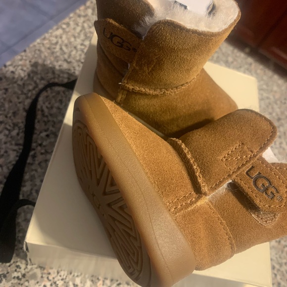 Baby UGGS size 1 - Picture 3 of 7